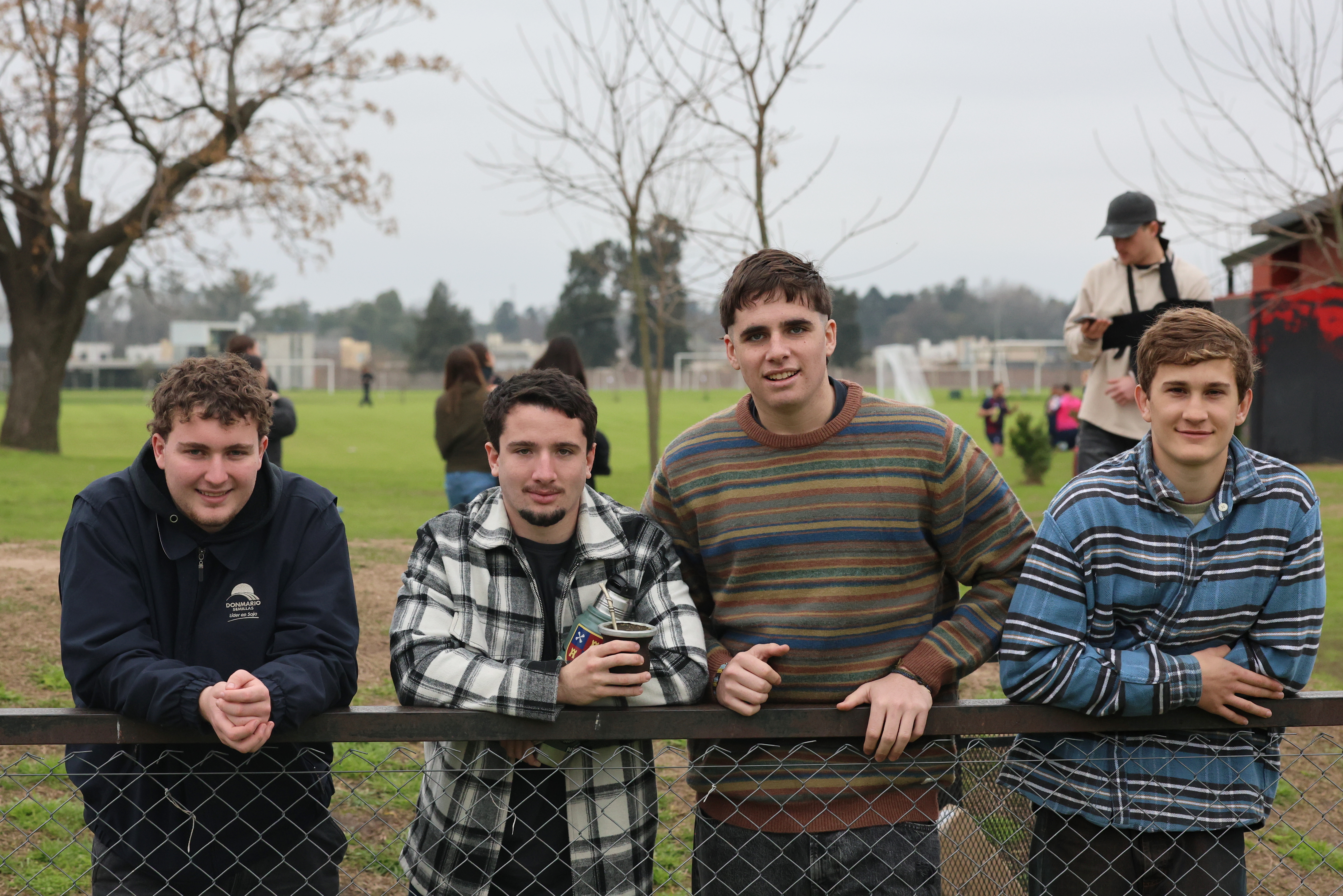 Juveniles del club alentando