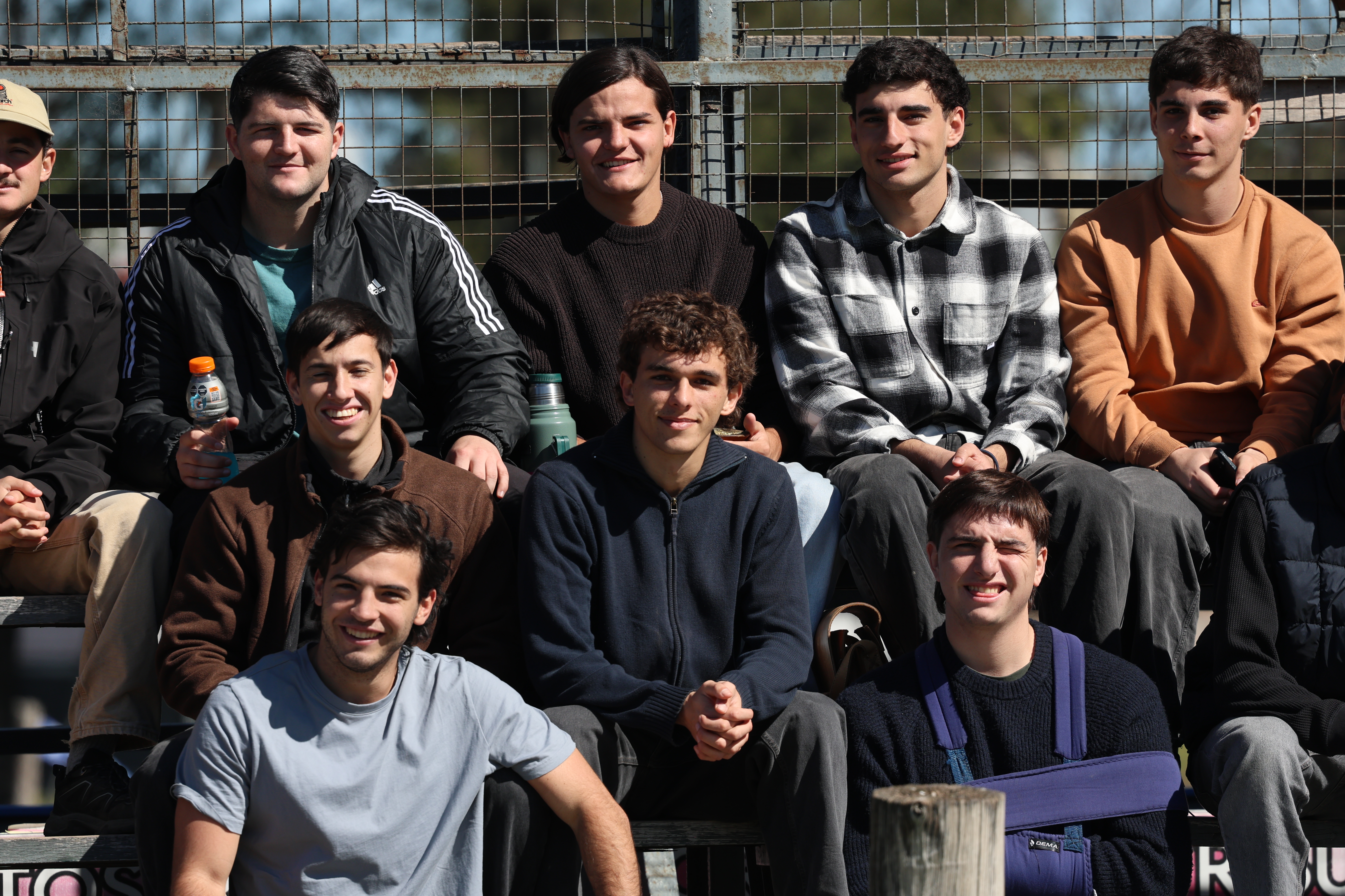 Juveniles del club alentando