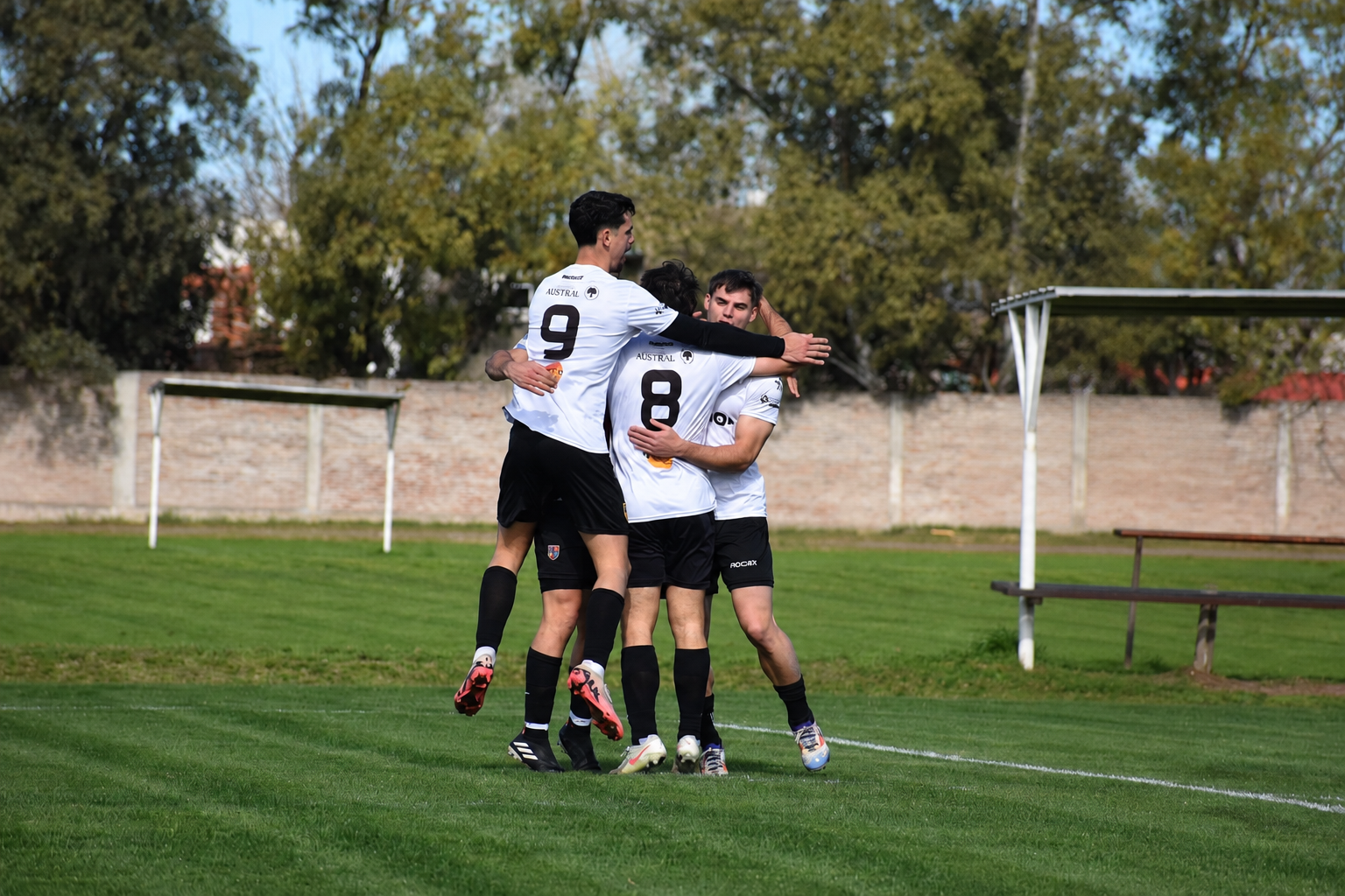 Abrazo de gol del plantel de fútbol