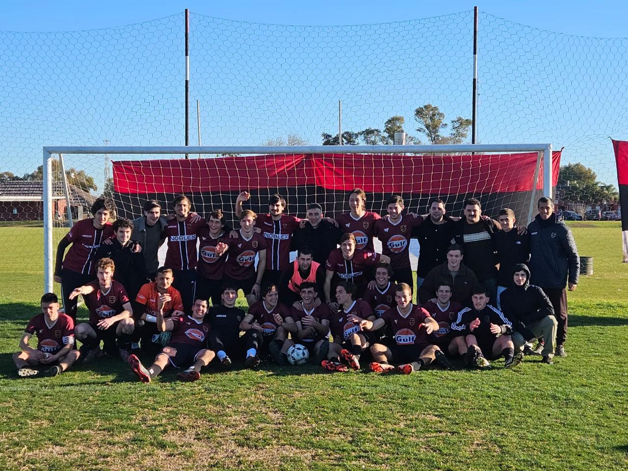 Equipo de fútbol festejando