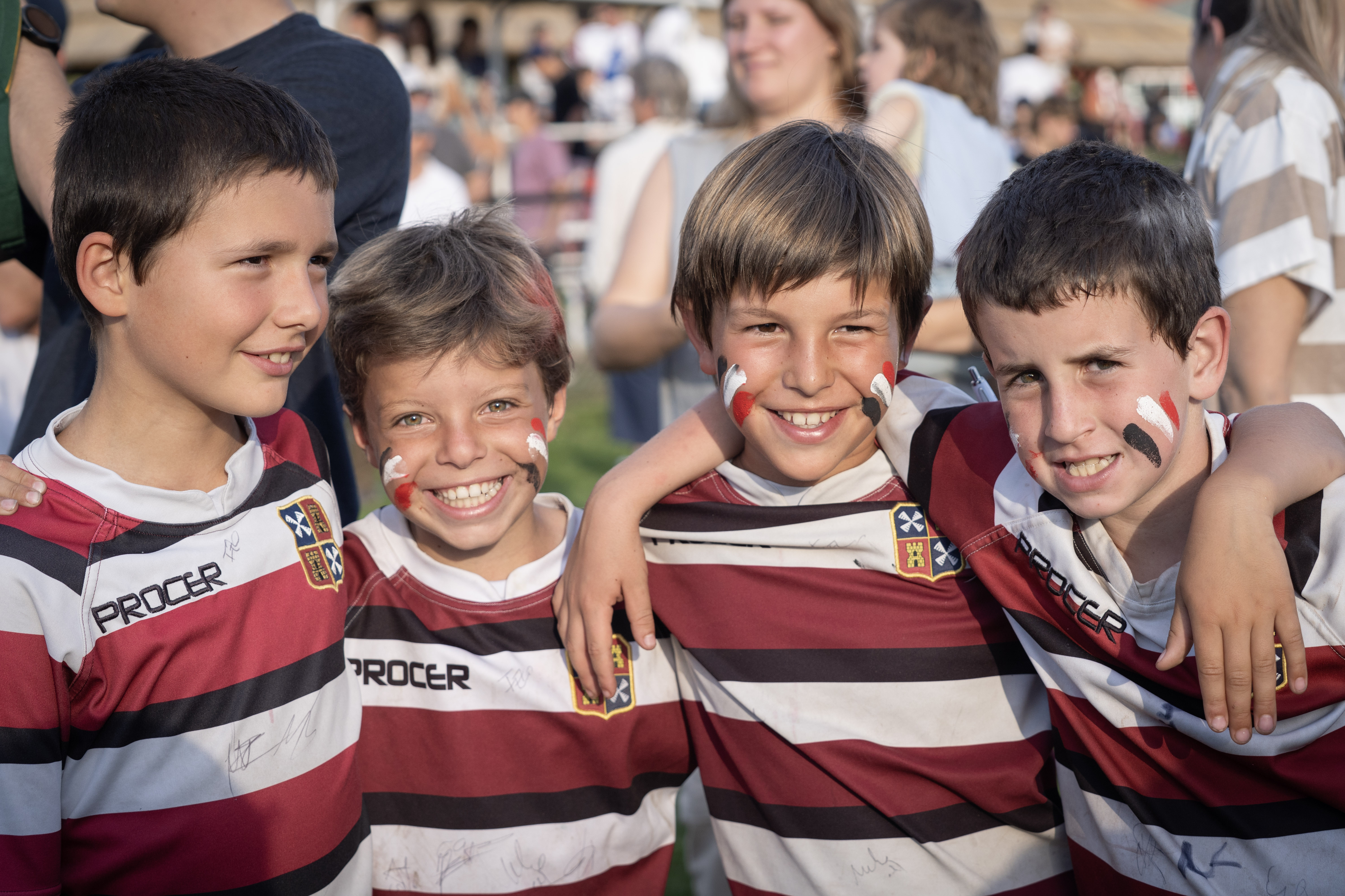 Infantiles del club festejando
