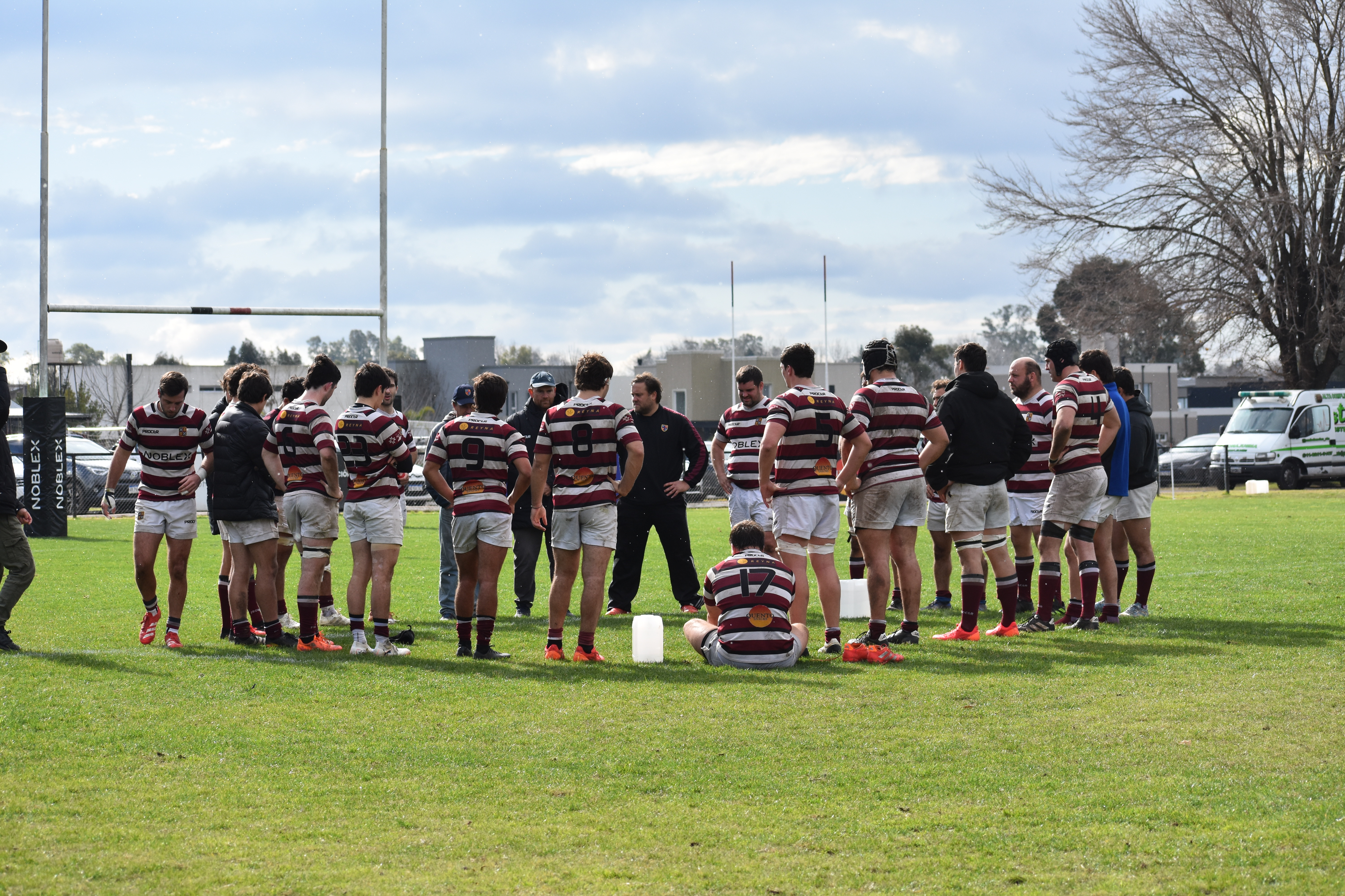 Equipo de rugby en charla técnica